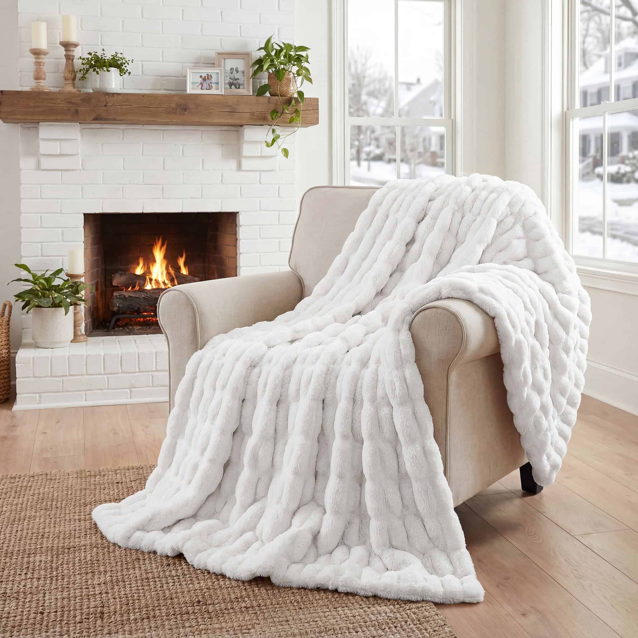 Mamma Mia Covers Ultra-Soft Faux Fur Throw Blanket — white
